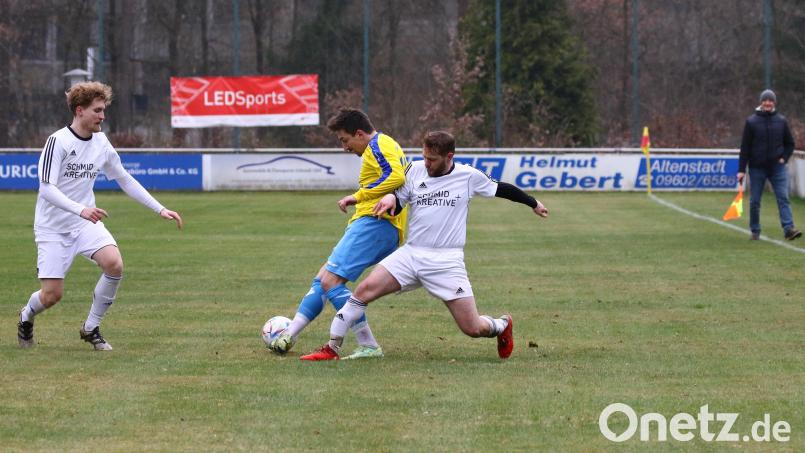 ASV-Goalgetter Filip Neudert (gelbes Trikot) in Aktion: Die beiden Aufsteiger aus der A-Klasse Ost, ASV Neustadt und SpVgg Moosbach, treffen in der Kreisklasse Ost erneut aufeinander. Bild: Dieter Jäschke