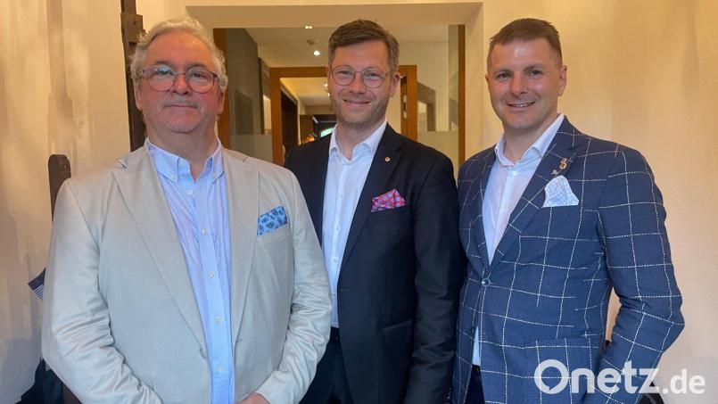 Führungswechsel beim Lions Club Weiden Goldene Straße: Der scheidende Präsident Leslaw Ostaszewski wird von Christoph Skutella abgelöst, Christoph Müller-Rauch ist Vizepräsident (von links). Bild: Hubert Schober/exb