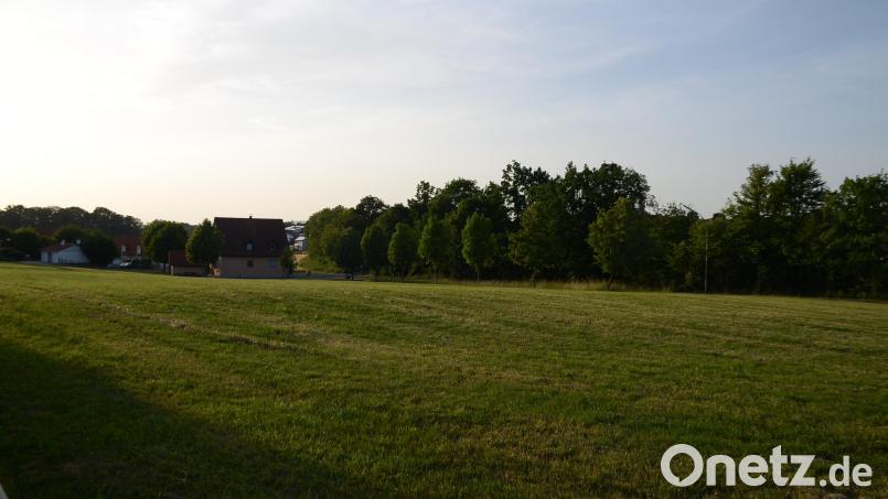 Auf diesem Gelände nahe dem Feuerwehrgerätehaus in Kastl soll der Neubau für drei Kinderkrippengruppen entstehen. Für heuer sind Planungskosten in Höhe von 75 000 Euro im Haushalt enthalten. Gebaut werden soll ab 2025. Bild: ak