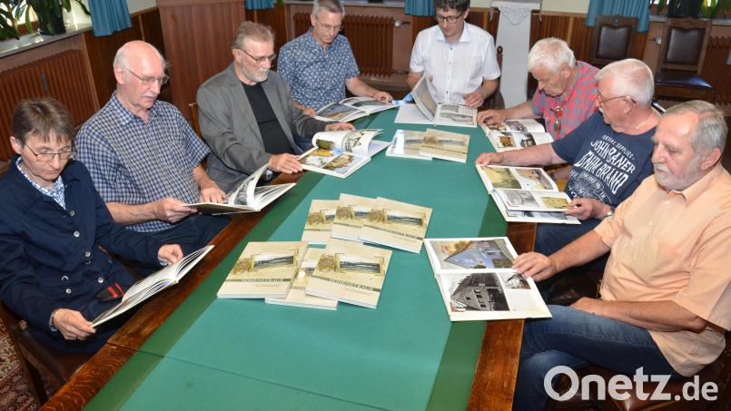Bei der offiziellen Vorstellung des Jubiläumsbildbands haben sich (von links) Michaela Wolfinger, Karl Ochantel, Peter Staniczek, Stefan Hartwig, Uli Münchmeier, Heinrich Aichinger, Rudolf Großmann und Alfons Sier noch einmal im kleinen Rathaussaal versammelt. Bild: dob