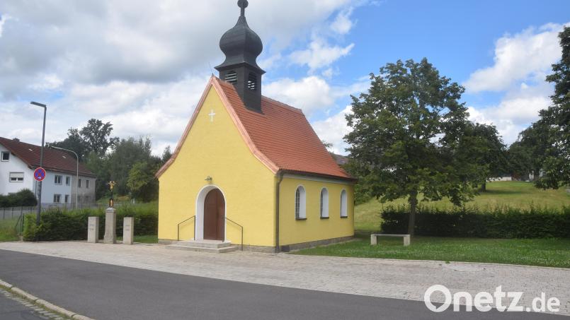 Der neu gestaltete Ortsmittelpunkt von Meerbodenreuth. Die Sanierung der Kapelle ist abgeschlossen. Bild: fz