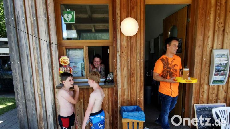Der 39-jährige Emilio Pelzer serviert den Gästen ein Bier und die 27-jährige Celine Pelzer wartet auf die Eisbestellung der beiden Jungs. Bild: gz