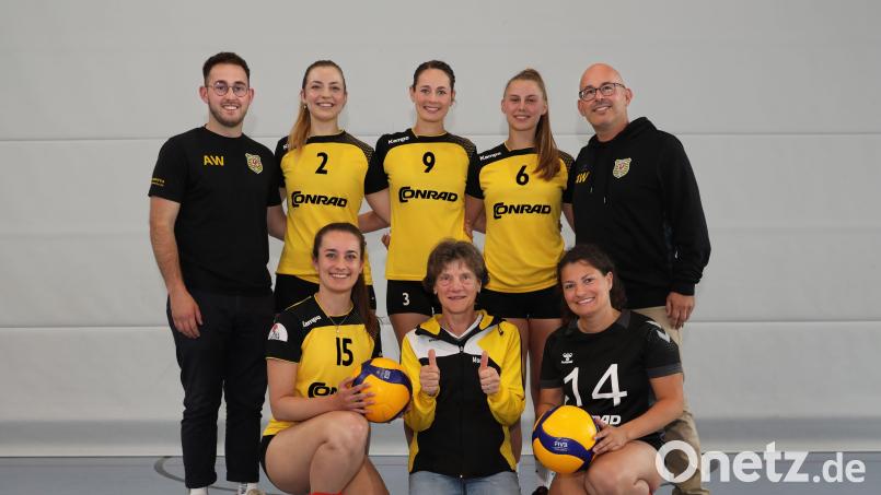 Neuzugänge mit Trainer und Abteilungsleitung: (oben von links) Alexander Wagner (Co-Trainer), Hannah Heimburger, Conny Sollfrank, Sara Sasic, Andreas Wagner (Trainer); (vorne von links) Lea Schmeiduch, Abteilungsleiterin Monika Hecken-Emmel und Johanna Kreß. Bild: Andreas Emmel