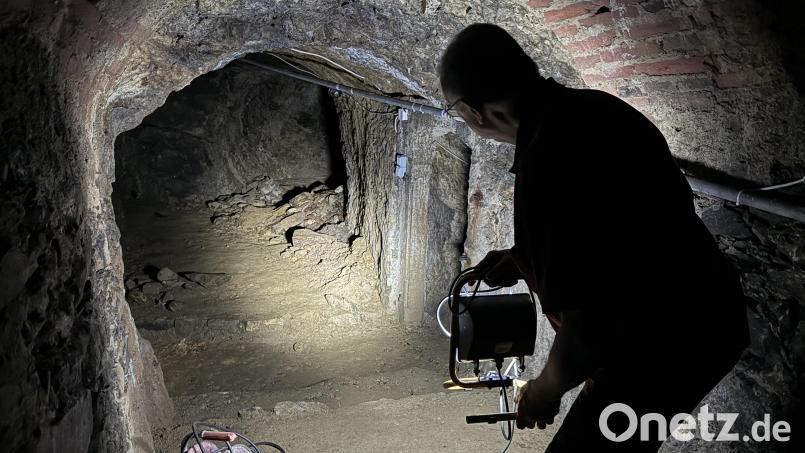Der Großteil der Kellergänge wird verschüttet und der Zugang zugemauert. Mit der Zeit bröckelte die Decke, der Landkreis befürchtet dadurch ein erhöhtes Sicherheitsrisiko für den Verkehr und die Bewohner. Bild: Albert Sommer