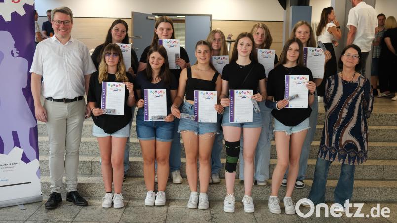 Projektleiter Christoph Melzl (links) und Lehrerin Liane Schuster (rechts) überreichten den Teilnehmerinnen an der &quot;Girls`Day Akademie&quot; die Zertifikate. Bild: Hirsch