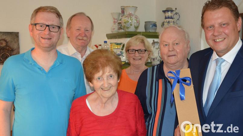 Siegfried Kilian (Zweiter von rechts) feierte seinen 85. Geburtstag. Dazu gratulierten neben Ehefrau Margareta (Dritte von links) auch Tochter Ingrid, Schwiegersohn Max (hinten links) und Enkel Maximilian (links) sowie Bürgermeister Stefan Grillmeier. Bild: jr