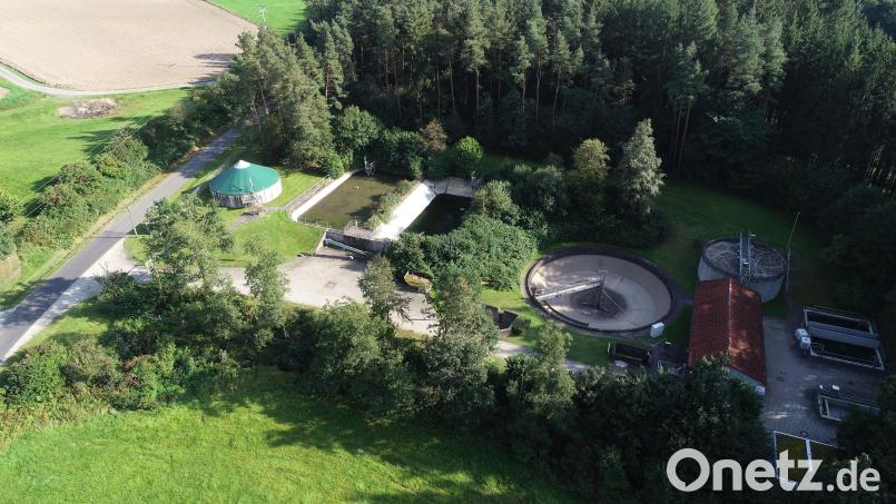 Die Parksteiner Kläranlage erhält im Zuge der Ertüchtigung ein völlig neues Aussehen. Die Erweiterung erfolgt auf der Grünfläche (unterer Bildrand). Bild: bey