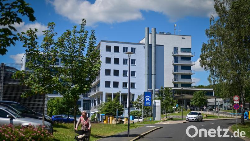 Von außen wirkt das Klinikum Fichtelgebirge wie immer – ob in Marktredwitz (Foto) oder in Selb. Aber weil der Verdacht auf Betrug im Raum steht, macht sich Unruhe breit. Bild: Florian Miedl/fph