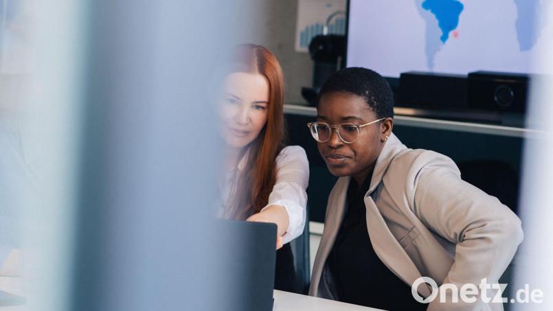 Gemeinsamer Blick auf die gesetzten Ziele: Häufig sind Leistungsbewertungen essenziell für die Weiterentwicklung im Beruf. Symbolbild: Zacharie Scheurer/dpa