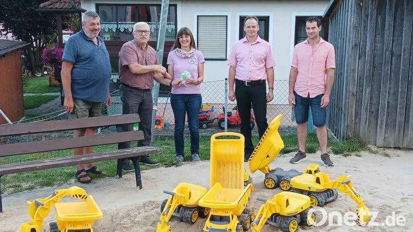 Vier Sitz-Bagger und vier Lastwagen für den Sandkasten übergab die Jagdgenossenschaft Kirchenthumbach an das Kinderhaus. Von links: Josef Schreglmann, Reinhard Schneider, Daniela Dimler, Christian Pschierer und Josef Ritter. Bild: exb; Jagdgenossenschaft Kirchenthumbach/Josef Schreglmann