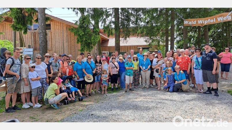 Teilnehmer aus der ganzen Oberpfalz genießen den VdK-Familientag am Waldwipfelweg in St. Englmar. Bild: A. Mühlbauer/exb