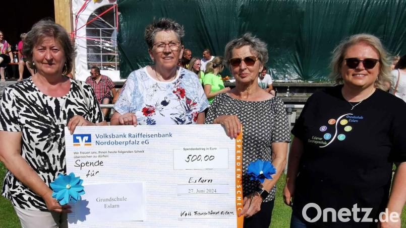 Die Schulleiterin der Eslarner Grundschule (von rechts) Katharina Merther dankte Inge Freisleben, Ingrid Höllerl und Beate Roth vom Frauenbund für die Spende von 500 Euro. Bild: Karl Ziegler