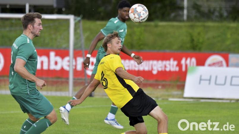 Die DJK Gebenbach besiegte jüngst in einem Testspiel den FC Amberg mit 3:0. Gut möglich, dass beide Mannschaften auch beim Turnier in Ursulapoppenricht im Finale aufeinandertreffen. In dieser Szene behauptet sich Noah Majdic (rechts) vom FC Amberg gegen den Gebenbacher Jan Fischer. Bild: Hubert Ziegler