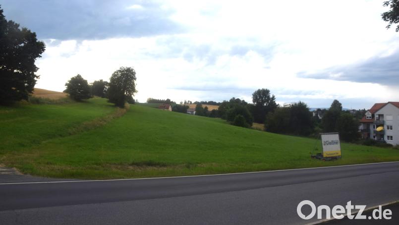 Südlich von Windischeschenbach an der Straße nach Altenstadt/WN soll das Baugebiet &quot;Am Ritzerberg&quot; mit Ein- und Mehrfamilienhäusern sowie Doppelhaushälften entstehen. Bild: fz