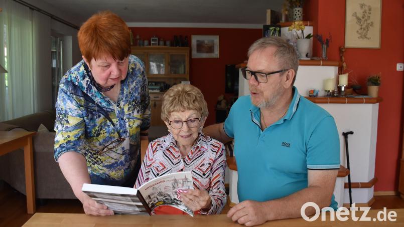 Die 97-jährige Annelee Woodstrom (Mitte) weilt derzeit wieder in ihrer alten Heimat Mitterteich, wo sie auf Vermittlung von Monika Beer-Helm vom Literarischen Arbeitskreis aus ihrem Buch &quot;Kriegskind&quot; vorliest. Mit im Bild Peter Müller, der Ehemann von Woodstroms Großnichte Susanne Müller. Bild: ubb