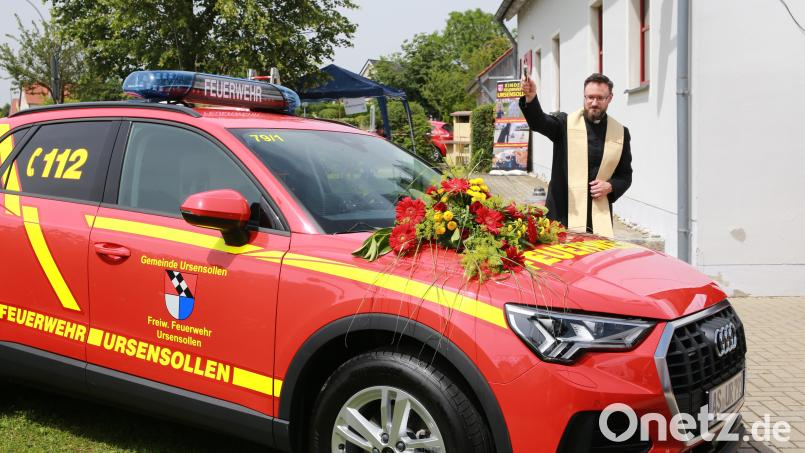 Pfarrer Johannes Arweck segnet das neue Einsatzfahrzeug des First Responder Ursensollen. Bild: egl