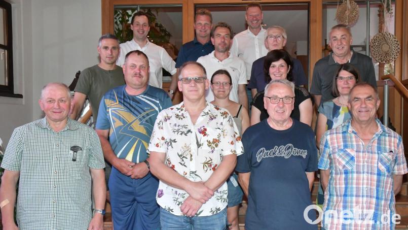 Oftmalige Blutspender aus der Gemeinde Freudenberg zeichnen BRK-Kreisgeschäftsführer Sebastian Schaller (hinten links) und Bürgermeister Alwin Märkl (hinten rechts) aus. Bild: Alfred Schorner