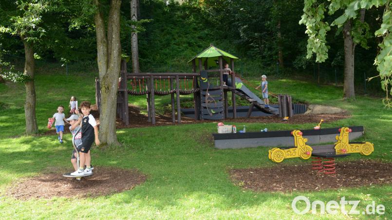 Der Kinderspielplatz oberhalb der Kinderhauses St. Pankratius Parkstein ist nach der TÜV-Abnahme für alle Kinder freigegeben. Bild: bey