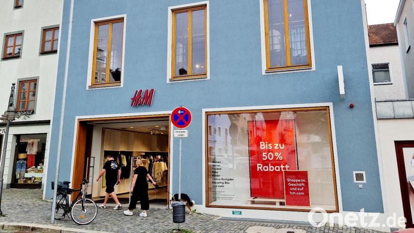 H&amp;M hat angekündigt, seine Filiale am Schwandorfer Marktplatz aus „wirtschaftlichen Gründen“ zu schließen. Der letzte Verkaufstag soll voraussichtlich der 15. Februar 2025 sein. Bild: Thomas Dobler
