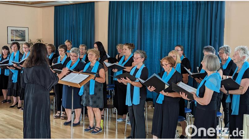 &quot;Lieblingslieder&quot; singt CHORisma im Maria-Seltmann-Haus und trifft dabei genau den Geschmack der Zuhörer. Bild: A. Lingl/exb
