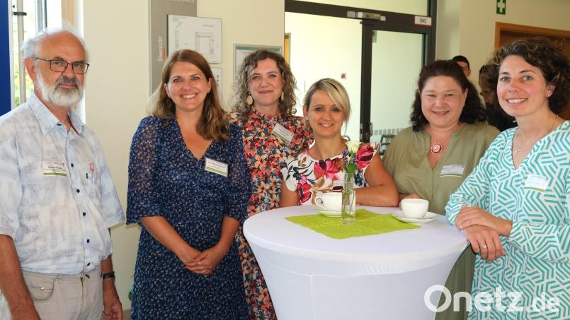 Das Team des Kindergartens St. Martin in Schwarzenfeld erhält eine Auszeichnung für erfolgreiches Verpflegungscoaching. Das Bild zeigt von links: Pfarrer Heinrich Rosner, Ernährungswissenschaftlerin Dr. Katharina Goerg, Diplom-Trophologin Christina Apel sowie die Erzieherinnen Vanessa Ries, Verena Stefanides und Manuela Katens. Bild: Hirsch