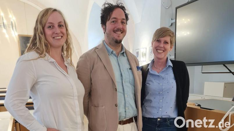 Die neue Geschäftsführerin des Regionalen Steuerungsverbundes, Carina Rösl, zusammen mit dem neu gewählten zweiten Sprecher Benjamin Treffert und der ersten Sprecherin Juliana Schweitzer (von links). Bild: Irene Hug /exb
