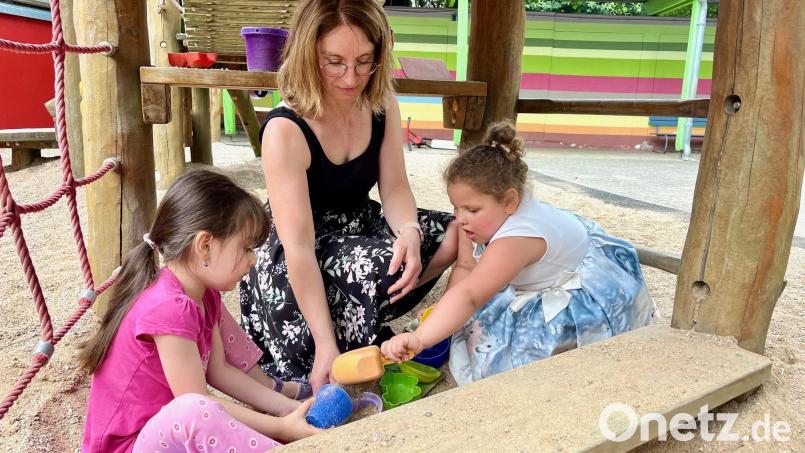 Erzieherin Angelika Greger und zwei Mädchen spielen im AWO Kindergarten in Weiden. Plätze in Betreuungseinrichtungen gibt es in Weiden leider nicht genug. Bild: Gabi Schönberger