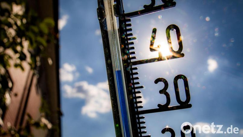 So schützt man sich bei Temperaturen über 30 Grad: Viel trinken, direkte Sonneneinstrahlung vermeiden und luftige Kleidung tragen. Symbolbild: Frank Rumpenhorst/dpa