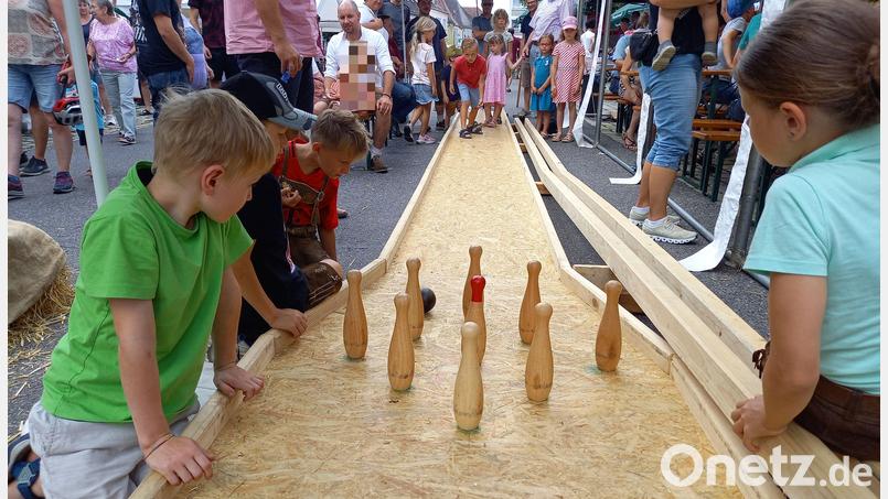 Eine besondere Attraktion beim Pfreimder Bürgerfest war in diesem Jahr die historische Kegelbahn. Bild: bl