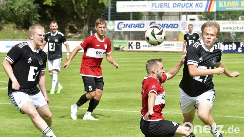 Michael Janner (rechts) von der DJK Ammerthal setzt sich in dieser Szene gegen seinen Weißenburger Gegenspieler durch, beobachtet von seinem Mannschaftskollegen Rafael Kobrowski (links). Bild: Hubert Ziegler