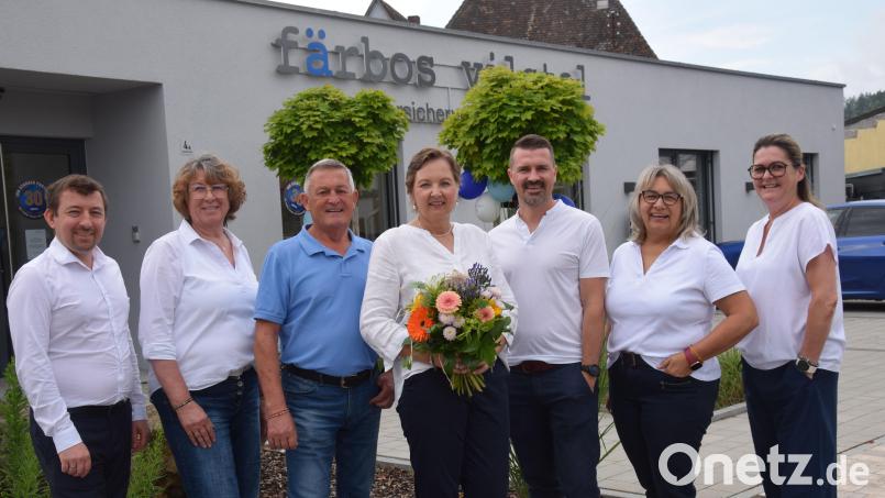 Ihr 30-jähriges Dienstjubiläum feierte in den vergangenen Tagen Marion Altmann (MItte) beim Versicherungsmakler Färbos in Schmidmühlen. Dazu gratulierten Markus Wellnhofer, Sandra Braun, Paul Färber, Thomas Färber, Sonja Fleischmann und Kerstin Jäger (von links). Bild: bö