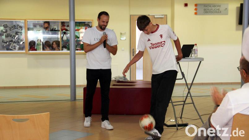 Der ehemalige Fußballprofi Manuel Bühler (links) erzählte im Beruflichen Schulzentrum in Amberg, wie wichtig der Glaube für ihn ist. Aber natürlich geht es auch ganz praktisch um Fußball. Bild: Claudia Wittmann/exb