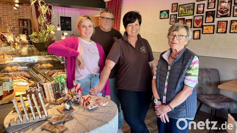 Drei Generationen der Bäckerfamilie Zetzl in Neuhaus (von links): Sarah, Thomas, Marion und Anita Zetzl freuen sich, dass die Bäckerei seit 70 Jahren besteht. Bild: Gabi Schönberger
