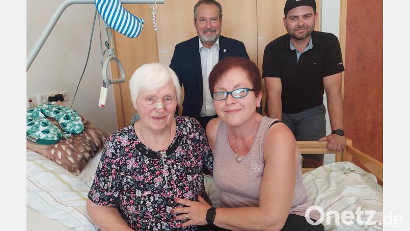 Mathilde Thanner bekam Besuch zu ihrem 85. Geburtstag: Neben Enkel Daniel Zeitler und Tochter Irene Zeitler gratulierte im BRK-Seniorenheim auch der Nabburger Bürgermeister Frank Zeitler (hinten links). Bild: jua