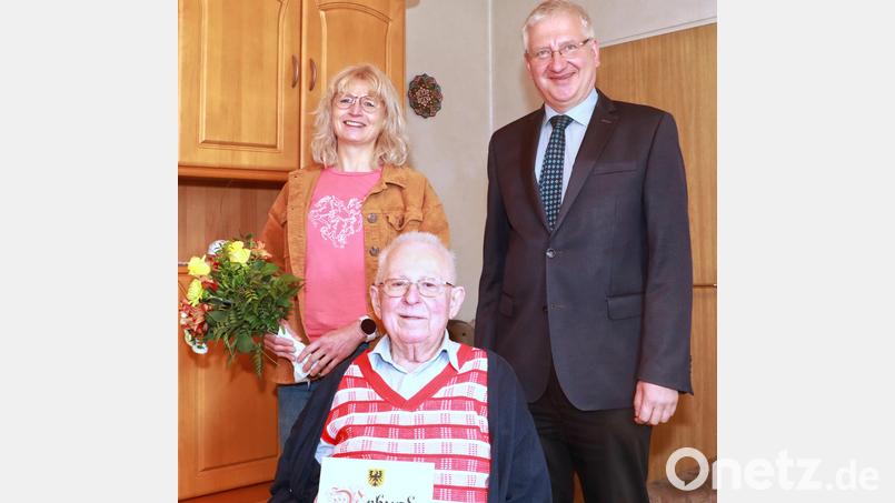 Christian Ernst erhielt Glückwünsche unter anderem von Tochter Karin und Bürgermeister Johannes Reger. Bild: Jochen Neumann/exb