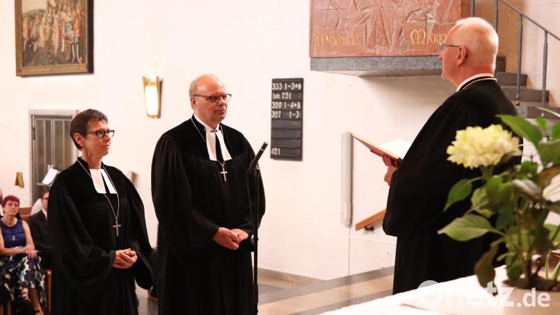 Regionalbischof Klaus Stiegler (rechts) führt Ulrike Dittmar (links) und Thomas Guba (Mitte) als Dekane des neu gegründeten Dekanatsbezirks Chasurowen in ihr Amt ein. Bild: cog