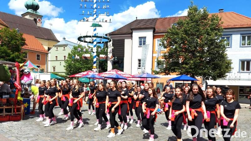 Die &quot;Sommertanzgruppe&quot; beeindruckt auf dem Marktplatz mit einer faszinierenden Showtanzeinlage. Bild: lg
