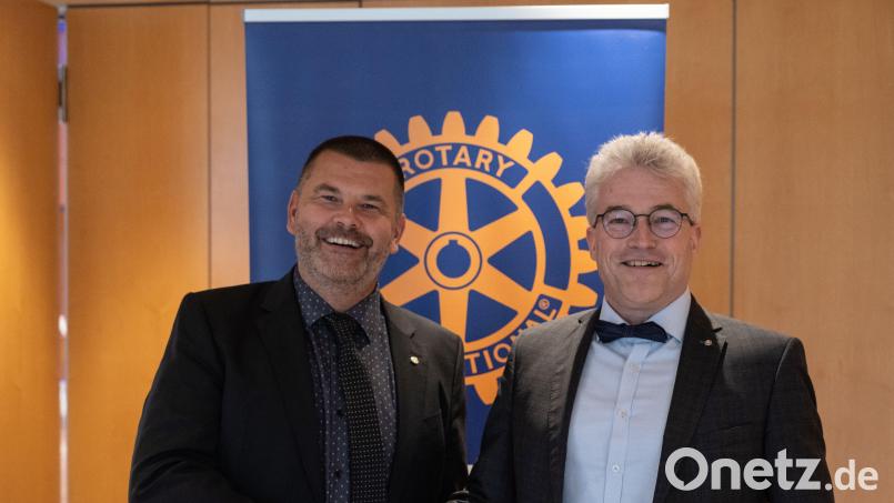 Michael Doblinger (links) übergibt das Amt des Präsidenten von Rotary Amberg an Klaus Horn (rechts). Bild: Tobias Riedl/exb