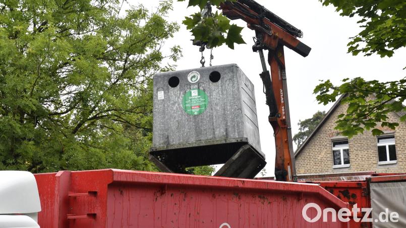 Der Einwurf von Flaschen in den Altglascontainer in Schwend stört manche Anwohner. Im Gemeinderat Birgland wurde deshalb über einen neuen Container-Standort nachgedacht. Symbolbild: Petra Hartl