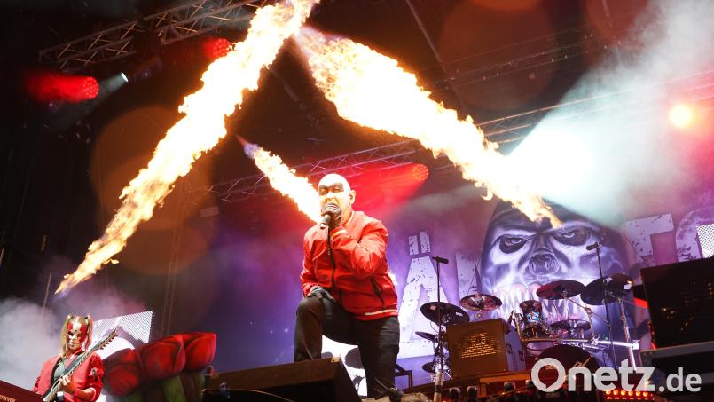 Die Metal-Band &quot;Hämatom&quot; brachte am Freitag den Kemnather Stadtplatz zum Beben. Nicht fehlen durfte eine ordentliche Menge Pyrotechnik und - fürs &quot;Festival-Feeling&quot; – der ein oder andere Regenschauer. Zu Gast waren auch die Troglauer. Bild: kaz