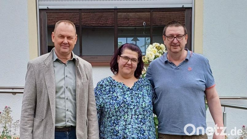 Eine gute Nachricht für die Ebermannsdorfer. Der Berggasthof in Ebermannsdorf ist verpachtet. Im September soll die Eröffnung sein (von links): Bürgermeister Erich Meidinger sowie die Pächter des Berggasthofes, Nadine Enke und Thomas Kalms. Bild: bö