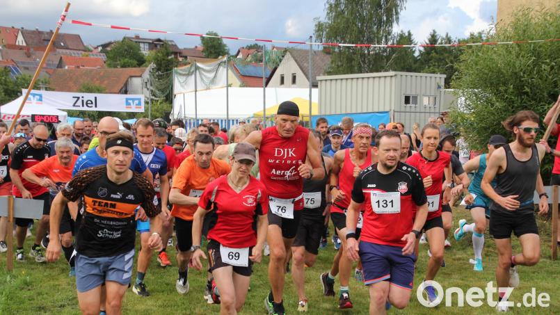 Martin Gebhardt (links) bei den Herren und Karina Maier (Vierte von rechts, Startnummer 91) bei den Frauen waren die Schnellsten beim 25. Waldnaabtal-Crosslauf der DJK Falkenberg. Bild: kro