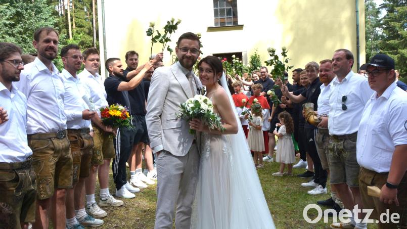 Kirchlich geheiratet haben am Samstag in der Allerheiligenkirche bei Wernersreuth die Mitterteicher Anna-Lena und Maximilian Siller. Beim Verlassen der Kirche gab es ein großes Ehrenspalierfür das Paar. Bild: jr