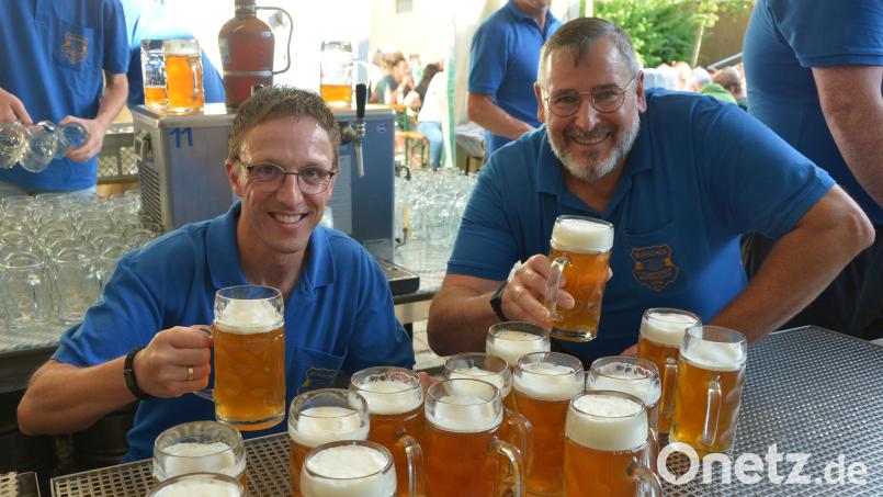 Schon zum Auftakt des Zoiglfests am Samstag in Mitterteich hatten die Helfer an der Schänke viel zu tun. Bild: jr