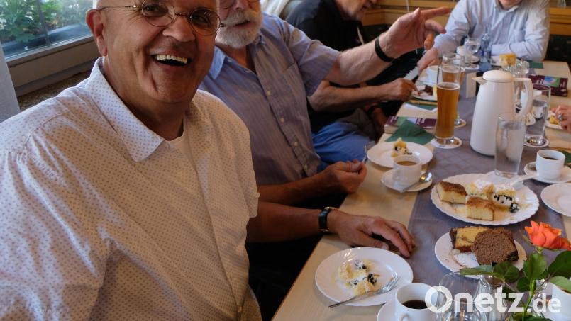 So kennt man Pfarrer Peter Sachi (links) auch heute noch. Nach 40 Jahren besuchte er Floß. Bild: Lehner/exb