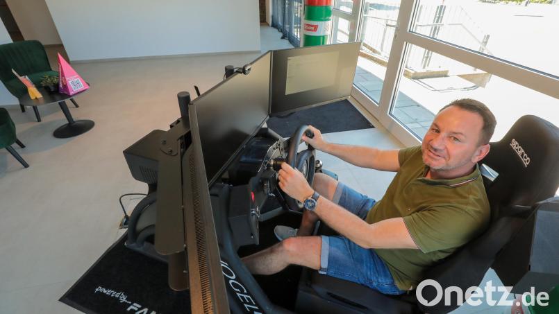 Marcus Popel sitzt im Fahrsimulator. Vor kurzem ist seine Fahrschule in den ehemaligen Subway im Amberger Bahnhofsgebäude umgezogen. Bild: Wolfgang Steinbacher