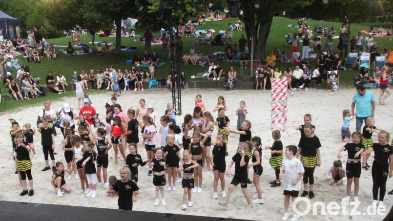 „Sand- &amp; Sound-Fiesta“ im Schwandorfer Freibad: Am Nachmittag tanzten die Kinder, am Abend die Erwachsenen. Bild: Hirsch