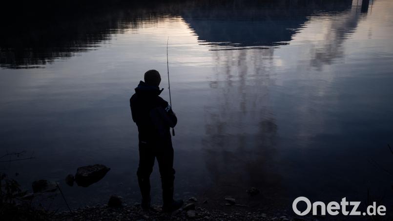 Am Happurger Stausee erwischten Polizisten und Fischereiaufseher einen 31-Jährigen, der hier in der Nacht illegal seine Angel ausgeworfen hatte. Symbolbild: Marijan Murat/dpa