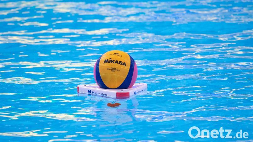 Die Nachwuchs-Wasserballer des SV Weiden haben das eigene Turnier um den Allianz-Vorsatz-Pokal gewonnen. Symbolbild: Bernd Thissen/dpa