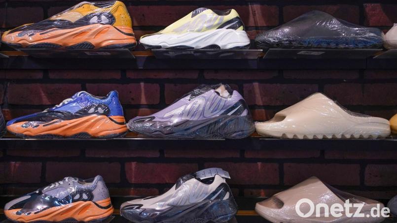 Aus einem Sportgeschäft am Amberger Marktplatz hat ein Dieb Schuhe gestohlen. Seine alten Treter ließ er im Laden zurück. Symbolbild: Seth Wenig/AP/dpa/Archivbild